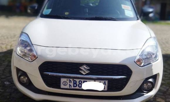 Oofamaa Suzuki Swift White Makiinaa iti Addis–Ababa keessatti Ethiopia keessatti Oofamaa Suzuki Swift White Makiinaa iti Addis–Ababa keessatti Ethiopia keessatti