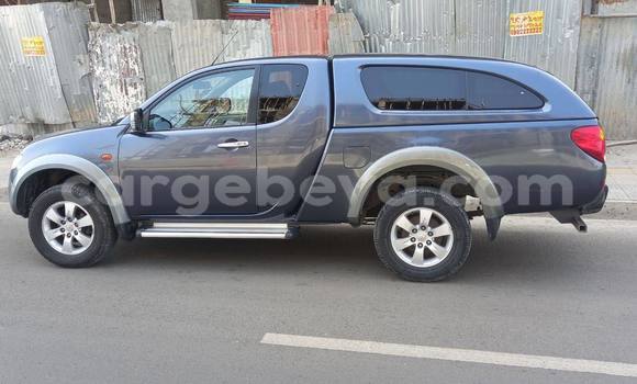 Oofamaa Mitsubishi L200 Beige Makiinaa iti Addis–Ababa keessatti Ethiopia keessatti