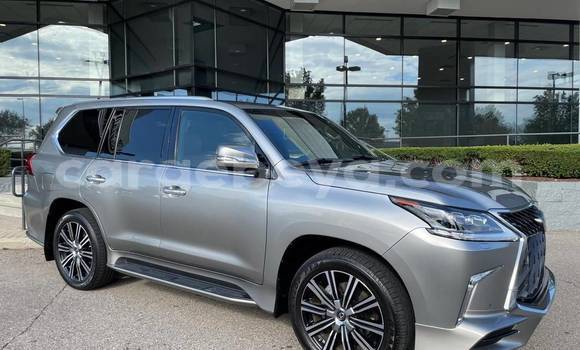 Oofamaa Lexus LX 570 Silver Makiinaa iti Addis–Ababa keessatti Ethiopia keessatti