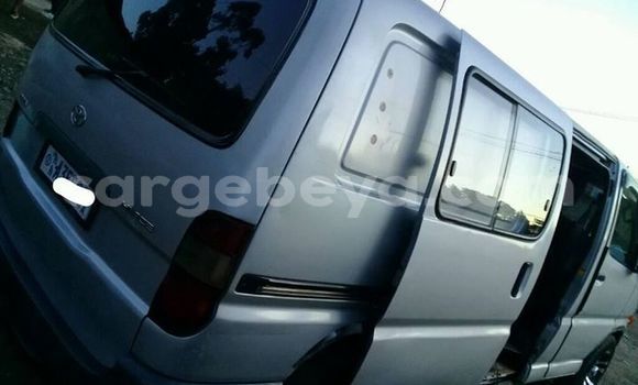 Oofamaa Toyota Dolphin Silver Makiinaa iti Addis–Ababa keessatti Ethiopia keessatti Oofamaa Toyota Dolphin Silver Makiinaa iti Addis–Ababa keessatti Ethiopia keessatti