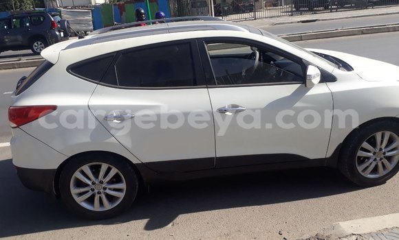 ይግዙ ያገለገለ Hyundai Tucson ነጭ መኪና በ አዲስ አበባ በ ኢትዮጵያ