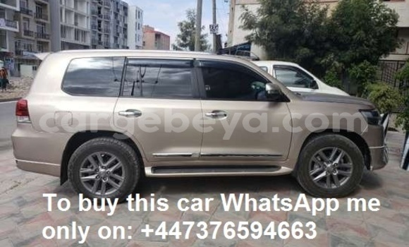 Oofamaa Toyota Land Cruiser Prado Beige Makiinaa iti Addis–Ababa keessatti Ethiopia keessatti Oofamaa Toyota Land Cruiser Prado Beige Makiinaa iti Addis–Ababa keessatti Ethiopia keessatti