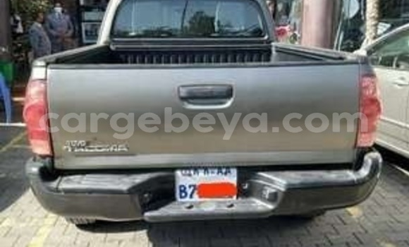 Oofamaa Toyota Tacoma Silver Makiinaa iti Addis–Ababa keessatti Ethiopia keessatti Oofamaa Toyota Tacoma Silver Makiinaa iti Addis–Ababa keessatti Ethiopia keessatti