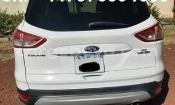 Oofamaa Ford Escape White Makiinaa iti Addis–Ababa keessatti Ethiopia keessatti Oofamaa Ford Escape White Makiinaa iti Addis–Ababa keessatti Ethiopia keessatti