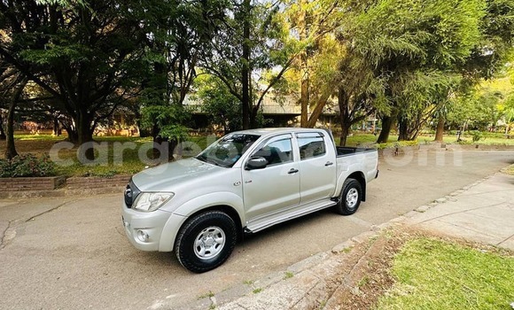 ይግዙ ያገለገለ Toyota Hilux ብር መኪና በ አዲስ አበባ በ ኢትዮጵያ ይግዙ ያገለገለ Toyota Hilux ብር መኪና በ አዲስ አበባ በ ኢትዮጵያ