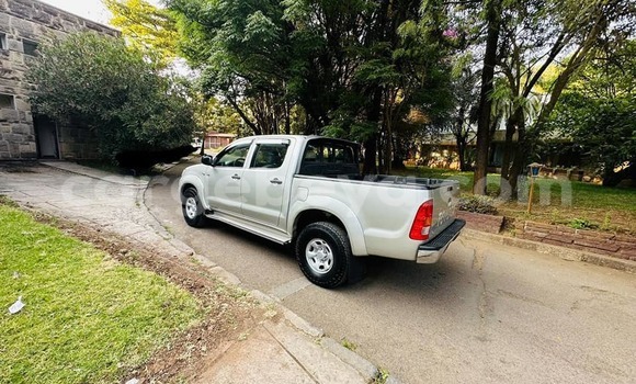 ይግዙ ያገለገለ Toyota Hilux ብር መኪና በ አዲስ አበባ በ ኢትዮጵያ ይግዙ ያገለገለ Toyota Hilux ብር መኪና በ አዲስ አበባ በ ኢትዮጵያ