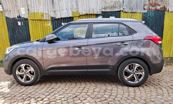 Oofamaa Hyundai Creta Blue Makiinaa iti Addis–Ababa keessatti Ethiopia keessatti