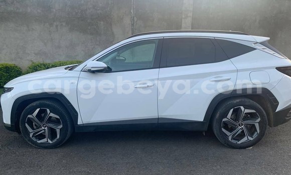 Oofamaa Hyundai Tucson White Makiinaa iti Addis–Ababa keessatti Ethiopia keessatti