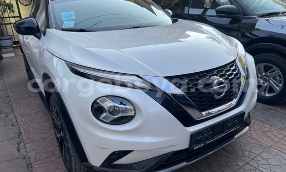 Oofamaa Nissan Juke White Makiinaa iti Addis–Ababa keessatti Ethiopia keessatti