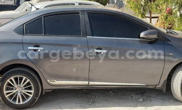 ይግዙ ያገለገለ Toyota Yaris Beige መኪና በ አዲስ አበባ በ ኢትዮጵያ