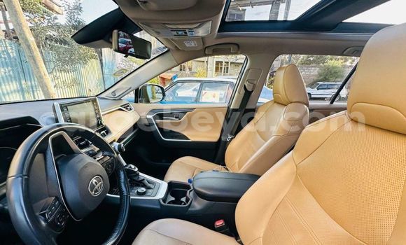 ይግዙ ያገለገለ Toyota RAV4 Beige መኪና በ አዲስ አበባ በ ኢትዮጵያ ይግዙ ያገለገለ Toyota RAV4 Beige መኪና በ አዲስ አበባ በ ኢትዮጵያ