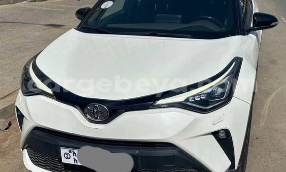 Oofamaa Toyota C-HR White Makiinaa iti Addis–Ababa keessatti Ethiopia keessatti