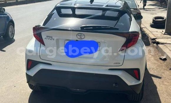 ይግዙ ያገለገለ Toyota C-HR ነጭ መኪና በ አዲስ አበባ በ ኢትዮጵያ ይግዙ ያገለገለ Toyota C-HR ነጭ መኪና በ አዲስ አበባ በ ኢትዮጵያ
