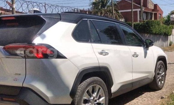 Buy Used Volkswagen EuroVan Silver Car in Addis–Ababa in Ethiopia Buy Used Volkswagen EuroVan Silver Car in Addis–Ababa in Ethiopia