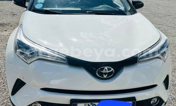 ይግዙ ያገለገለ Toyota C-HR ነጭ መኪና በ አዲስ አበባ በ ኢትዮጵያ