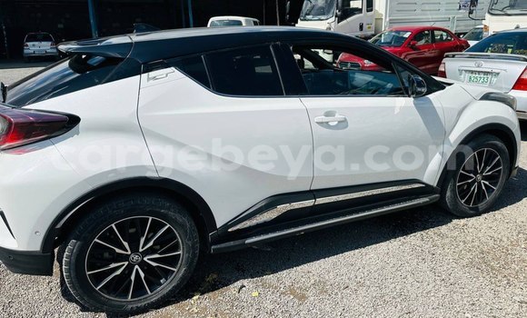 Acheter Occasion Voiture Toyota C-HR Blanc à Addis Ababa, Ethiopie Acheter Occasion Voiture Toyota C-HR Blanc à Addis Ababa, Ethiopie