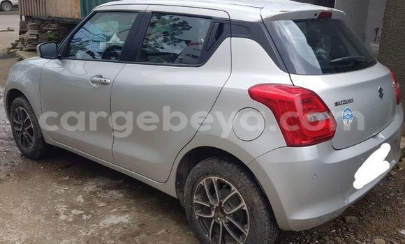Oofamaa Suzuki Swift Silver Makiinaa iti Addis–Ababa keessatti Ethiopia keessatti Oofamaa Suzuki Swift Silver Makiinaa iti Addis–Ababa keessatti Ethiopia keessatti