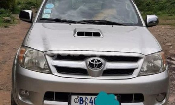 Oofamaa Toyota Hilux Silver Makiinaa iti Addis–Ababa keessatti Ethiopia keessatti Oofamaa Toyota Hilux Silver Makiinaa iti Addis–Ababa keessatti Ethiopia keessatti