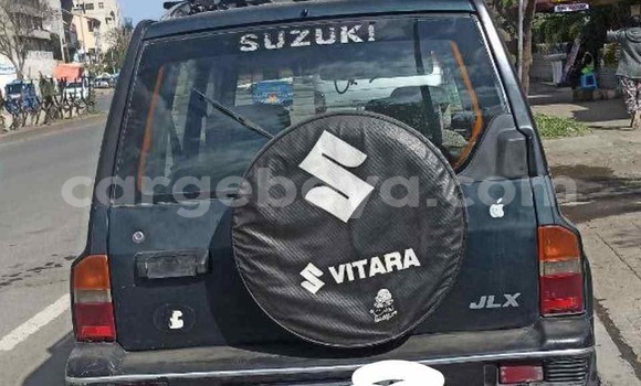 Oofamaa Suzuki Vitara Green Makiinaa iti Addis–Ababa keessatti Ethiopia keessatti Oofamaa Suzuki Vitara Green Makiinaa iti Addis–Ababa keessatti Ethiopia keessatti