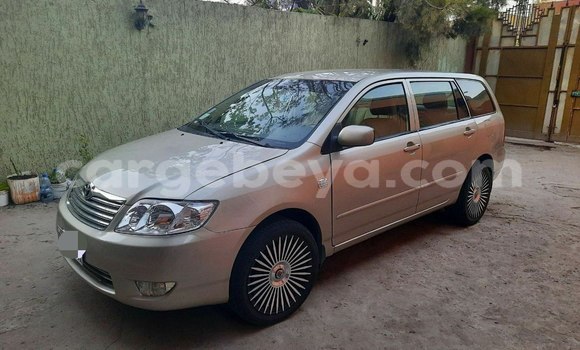 Oofamaa Toyota Corolla Beige Makiinaa iti Addis–Ababa keessatti Ethiopia keessatti