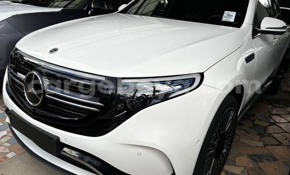 Haaraa Mercedes-Benz E–Class White Makiinaa iti Addis–Ababa keessatti Ethiopia keessatti
