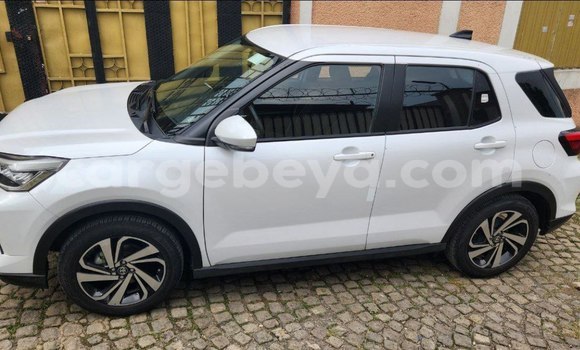 Acheter Occasion Voiture Toyota Ractis Blanc à Addis Ababa, Ethiopie Acheter Occasion Voiture Toyota Ractis Blanc à Addis Ababa, Ethiopie