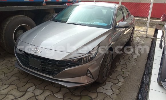 Oofamaa Hyundai Elantra Beige Makiinaa iti Addis–Ababa keessatti Ethiopia keessatti