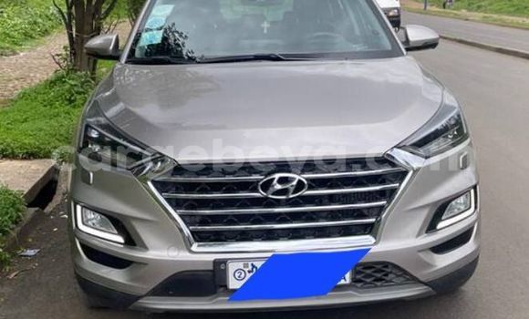 Oofamaa Hyundai Tucson Silver Makiinaa iti Addis–Ababa keessatti Ethiopia keessatti