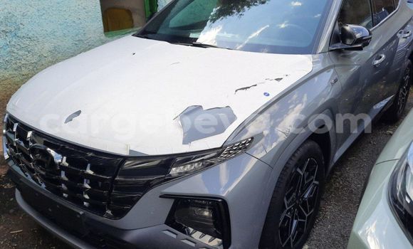 Haaraa Hyundai Tucson Beige Makiinaa iti Addis–Ababa keessatti Ethiopia keessatti