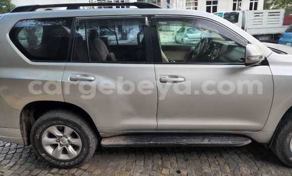 Oofamaa Toyota Land Cruiser Prado Other Makiinaa iti Addis–Ababa keessatti Ethiopia keessatti Oofamaa Toyota Land Cruiser Prado Other Makiinaa iti Addis–Ababa keessatti Ethiopia keessatti