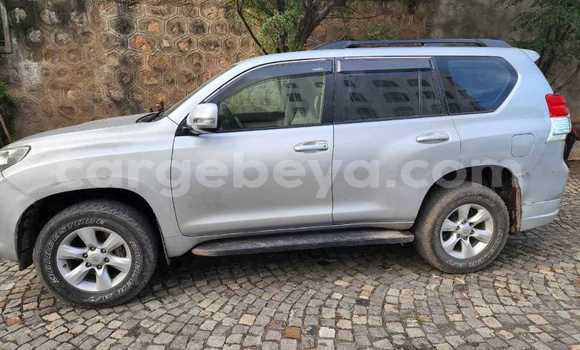 Oofamaa Toyota Land Cruiser Prado Other Makiinaa iti Addis–Ababa keessatti Ethiopia keessatti Oofamaa Toyota Land Cruiser Prado Other Makiinaa iti Addis–Ababa keessatti Ethiopia keessatti