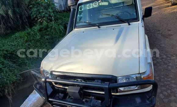 Oofamaa Toyota Land Cruiser Prado White Makiinaa iti Addis–Ababa keessatti Ethiopia keessatti Oofamaa Toyota Land Cruiser Prado White Makiinaa iti Addis–Ababa keessatti Ethiopia keessatti