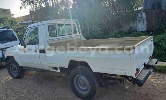 Oofamaa Toyota Land Cruiser Prado White Makiinaa iti Addis–Ababa keessatti Ethiopia keessatti Oofamaa Toyota Land Cruiser Prado White Makiinaa iti Addis–Ababa keessatti Ethiopia keessatti