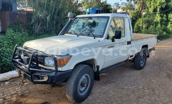 Oofamaa Toyota Land Cruiser Prado White Makiinaa iti Addis–Ababa keessatti Ethiopia keessatti Oofamaa Toyota Land Cruiser Prado White Makiinaa iti Addis–Ababa keessatti Ethiopia keessatti