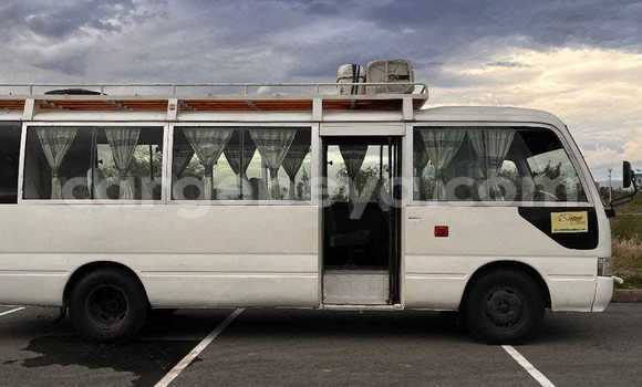 Oofamaa Toyota Dyna White Netiree iti Addis–Ababa keessatti Ethiopia keessatti Oofamaa Toyota Dyna White Netiree iti Addis–Ababa keessatti Ethiopia keessatti