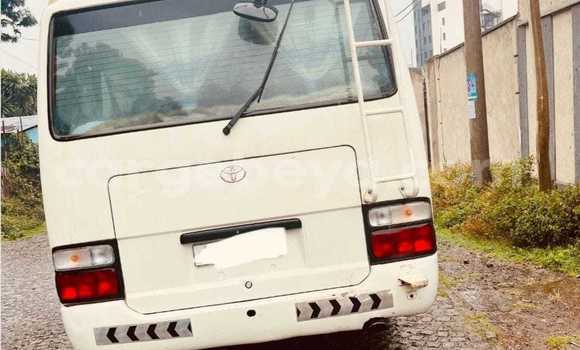 Oofamaa Toyota Dyna White Netiree iti Addis–Ababa keessatti Ethiopia keessatti Oofamaa Toyota Dyna White Netiree iti Addis–Ababa keessatti Ethiopia keessatti