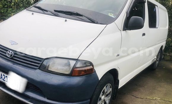 Oofamaa Toyota Hiace White Makiinaa iti Addis–Ababa keessatti Ethiopia keessatti