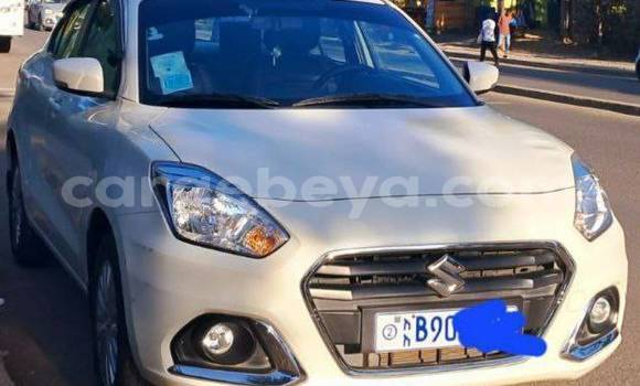 Oofamaa Suzuki Dzire White Makiinaa iti Addis–Ababa keessatti Ethiopia keessatti