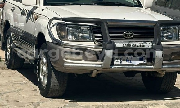ይግዙ ያገለገለ Toyota Land Cruiser ነጭ መኪና በ አዲስ አበባ በ ኢትዮጵያ