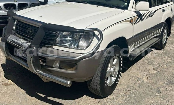 Acheter Occasion Voiture Toyota Land Cruiser Blanc à Addis Ababa, Ethiopie Acheter Occasion Voiture Toyota Land Cruiser Blanc à Addis Ababa, Ethiopie