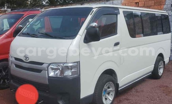 ይግዙ ያገለገለ Toyota Hiace ነጭ መኪና በ አዲስ አበባ በ ኢትዮጵያ