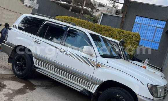 Acheter Occasion Voiture Toyota Land Cruiser Blanc à Addis Ababa, Ethiopie Acheter Occasion Voiture Toyota Land Cruiser Blanc à Addis Ababa, Ethiopie