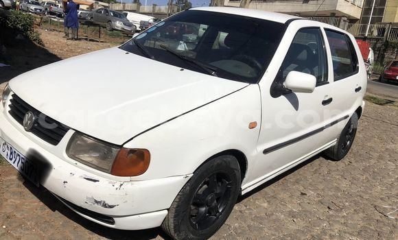 Oofamaa Volkswagen Polo White Makiinaa iti Addis–Ababa keessatti Ethiopia keessatti