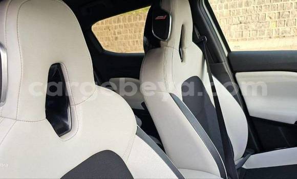 Oofamaa Nissan Juke White Makiinaa iti Addis–Ababa keessatti Ethiopia keessatti Oofamaa Nissan Juke White Makiinaa iti Addis–Ababa keessatti Ethiopia keessatti