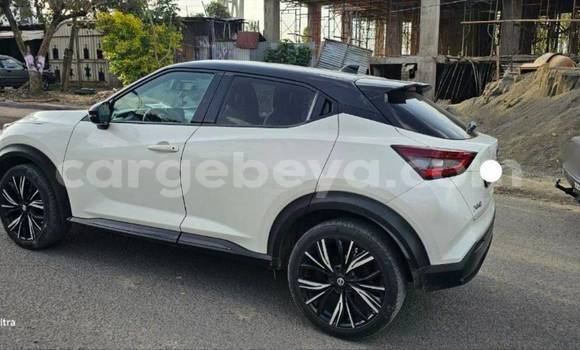 Oofamaa Nissan Juke White Makiinaa iti Addis–Ababa keessatti Ethiopia keessatti Oofamaa Nissan Juke White Makiinaa iti Addis–Ababa keessatti Ethiopia keessatti