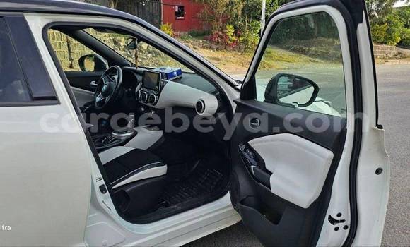 Oofamaa Nissan Juke White Makiinaa iti Addis–Ababa keessatti Ethiopia keessatti Oofamaa Nissan Juke White Makiinaa iti Addis–Ababa keessatti Ethiopia keessatti