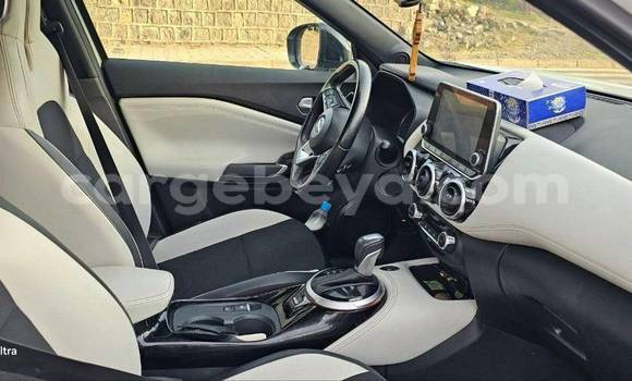 Oofamaa Nissan Juke White Makiinaa iti Addis–Ababa keessatti Ethiopia keessatti Oofamaa Nissan Juke White Makiinaa iti Addis–Ababa keessatti Ethiopia keessatti