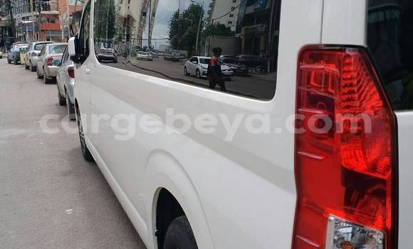 Oofamaa Toyota Highlander White Makiinaa iti Addis–Ababa keessatti Ethiopia keessatti Oofamaa Toyota Highlander White Makiinaa iti Addis–Ababa keessatti Ethiopia keessatti