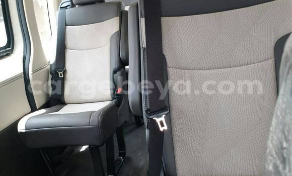Oofamaa Toyota Highlander White Makiinaa iti Addis–Ababa keessatti Ethiopia keessatti Oofamaa Toyota Highlander White Makiinaa iti Addis–Ababa keessatti Ethiopia keessatti