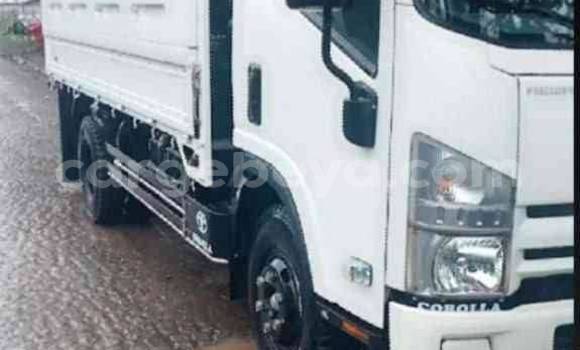 Oofamaa Isuzu FTR 850 White Netiree iti Addis–Ababa keessatti Ethiopia keessatti Oofamaa Isuzu FTR 850 White Netiree iti Addis–Ababa keessatti Ethiopia keessatti